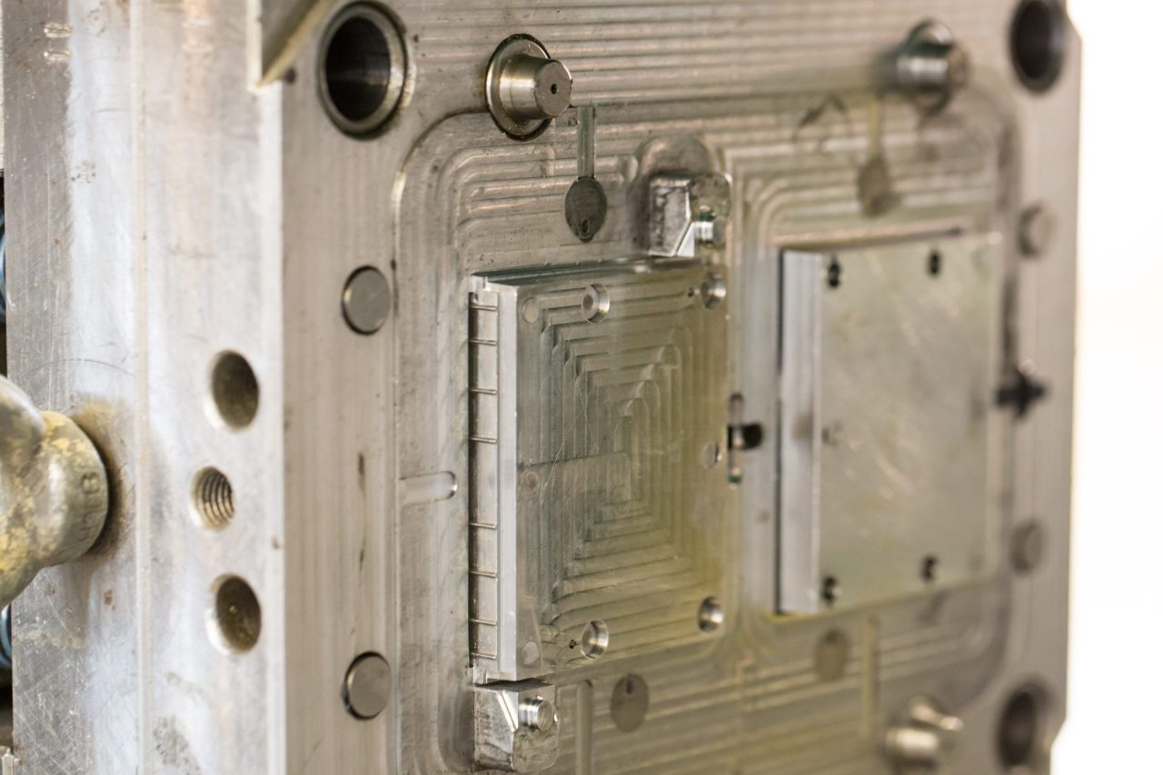 Molding machine for plastic parts